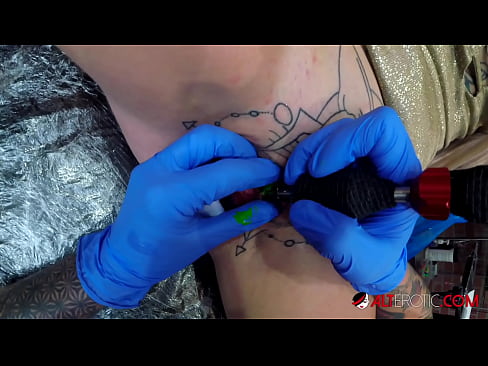 ❤️ Sully Savage-k izugarri tatuatu zuen klitorian tatuaje bat egin zuen ❤️❌ Porno fb gugan